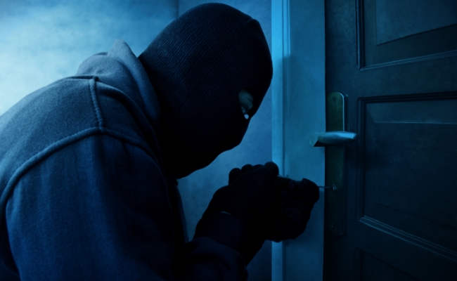 Brothers Caught in Night-Time Robbery