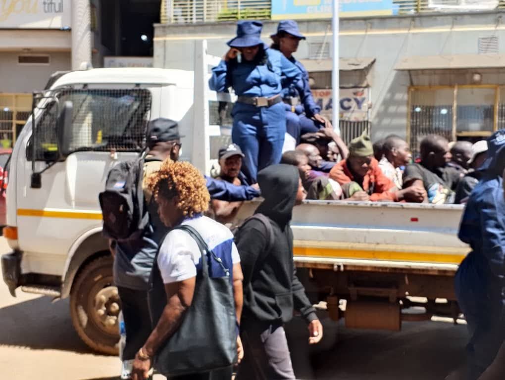 MUNICIPAL POLICE ROUND UP STREET KIDS IN CITY CENTRE