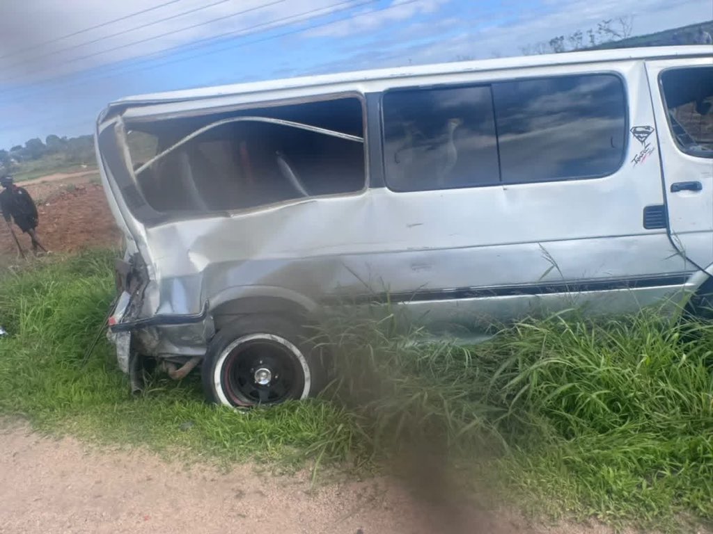 Speeding Kombi mows down 14, kills two